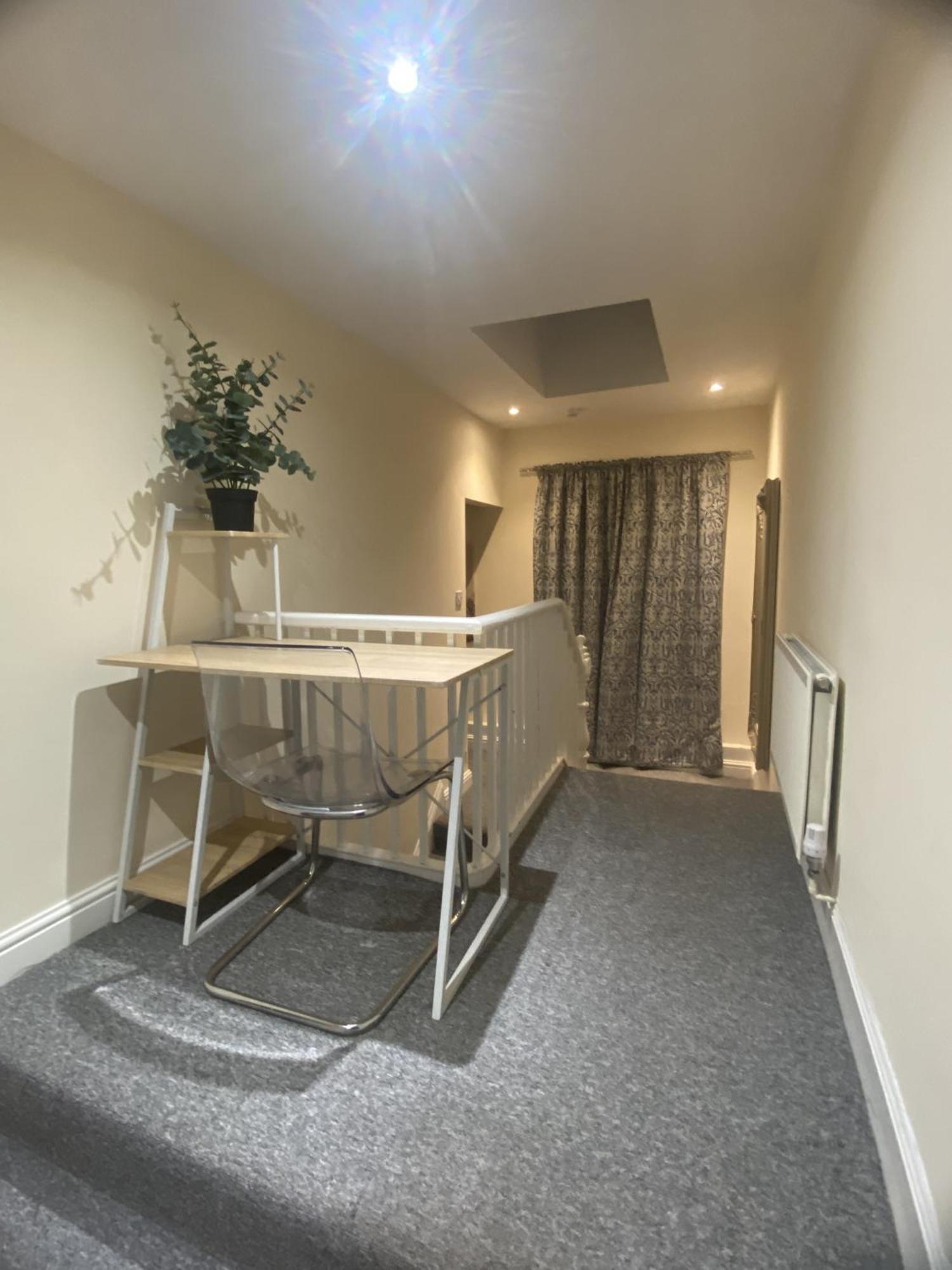 & Cosy Apartment In The Heart Of Stokes Croft บริสตอล ภายนอก รูปภาพ
