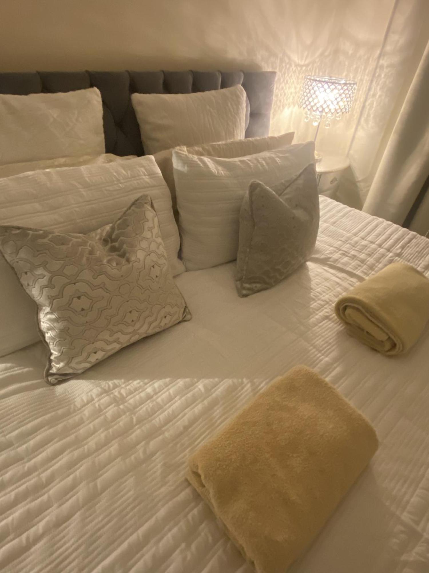 & Cosy Apartment In The Heart Of Stokes Croft บริสตอล ภายนอก รูปภาพ