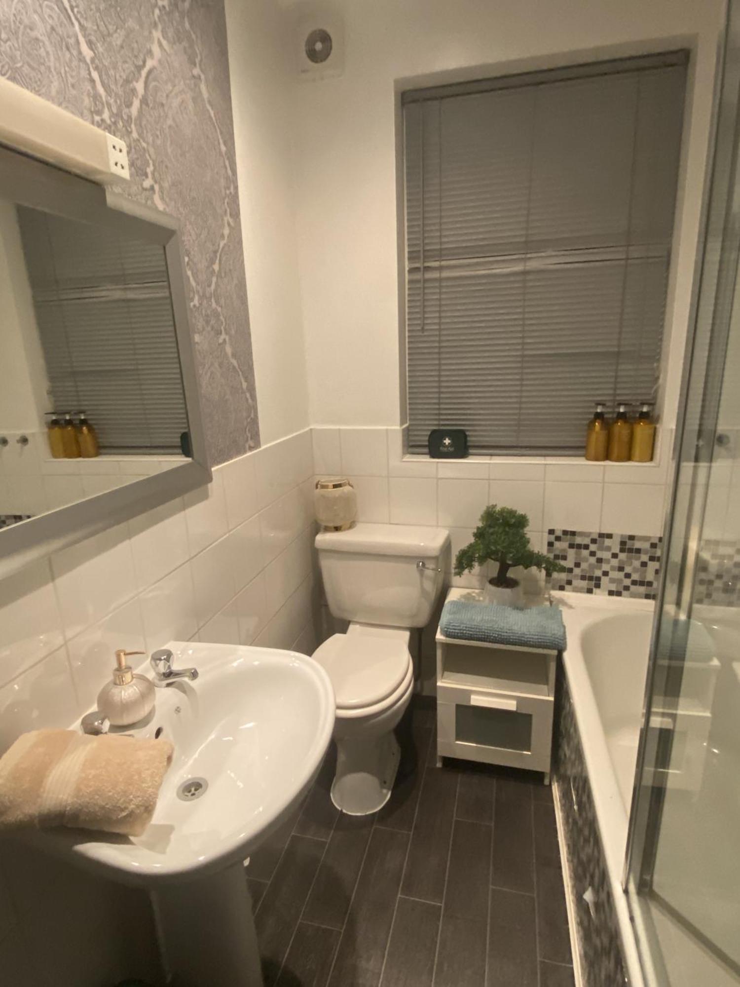 & Cosy Apartment In The Heart Of Stokes Croft บริสตอล ภายนอก รูปภาพ