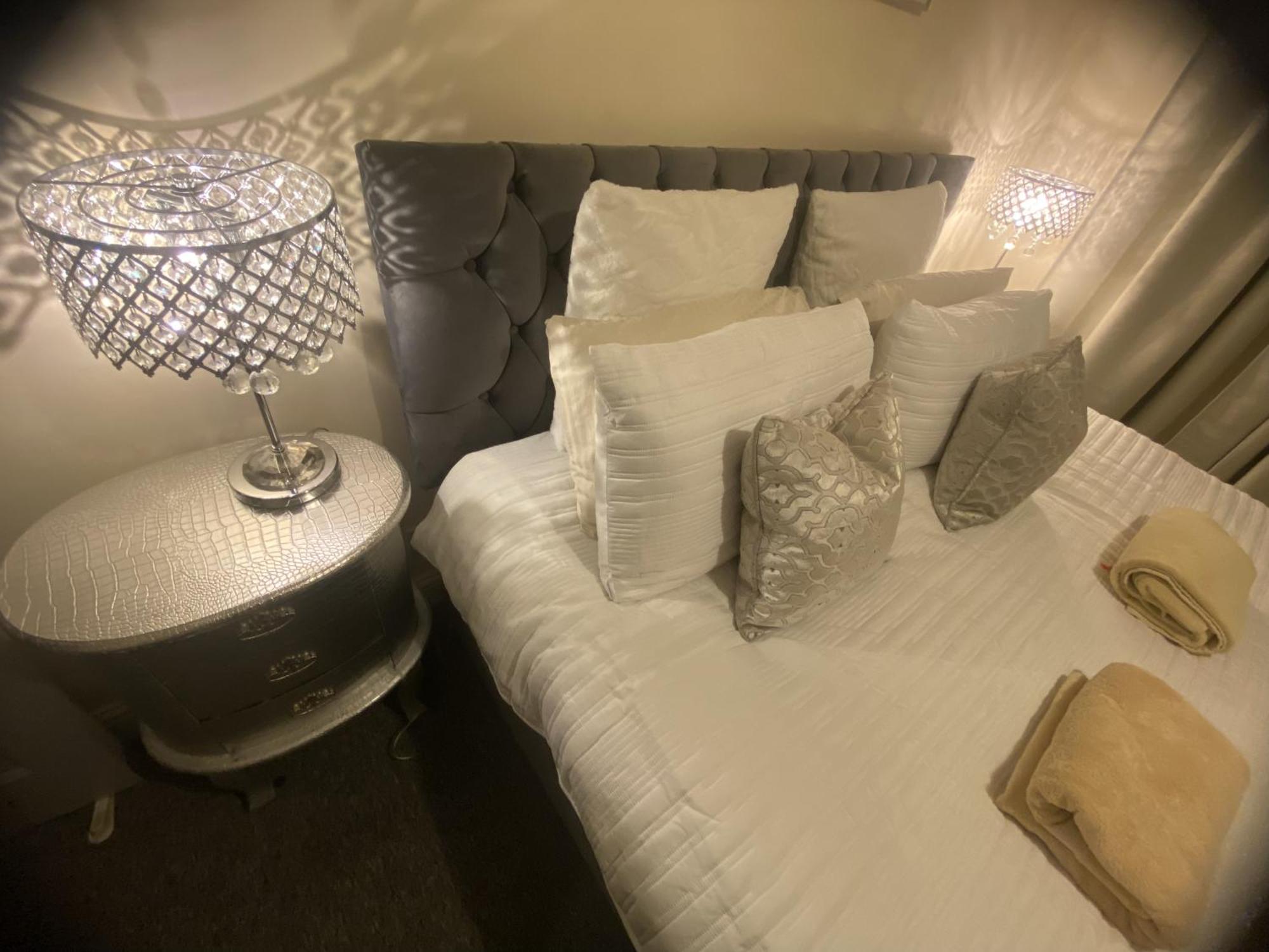 & Cosy Apartment In The Heart Of Stokes Croft บริสตอล ภายนอก รูปภาพ