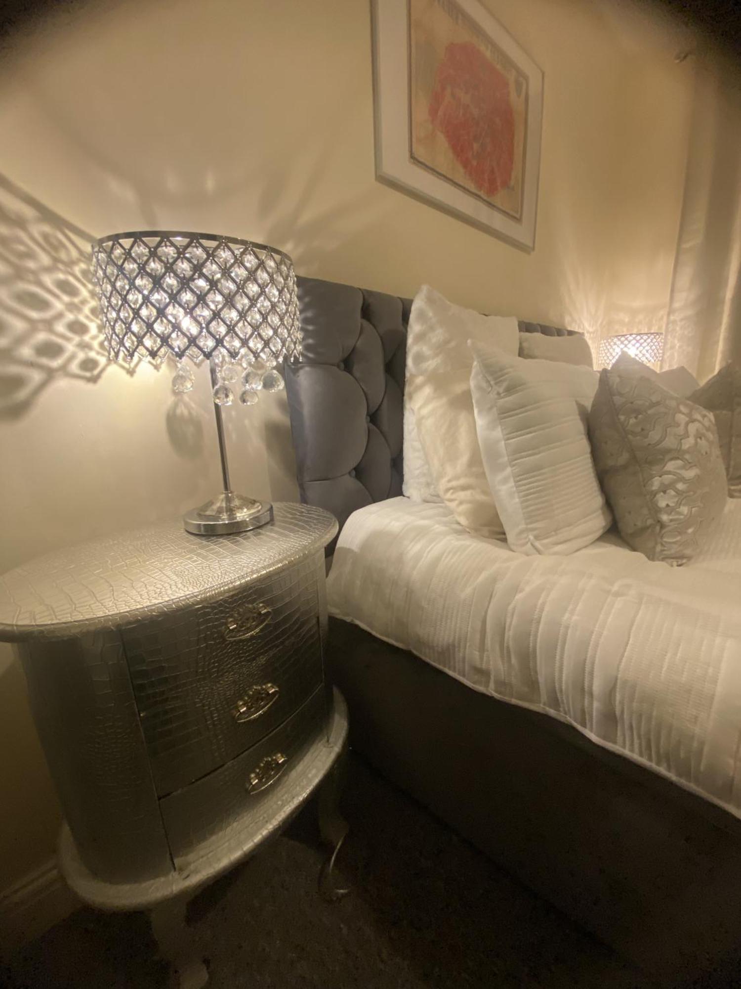 & Cosy Apartment In The Heart Of Stokes Croft บริสตอล ภายนอก รูปภาพ