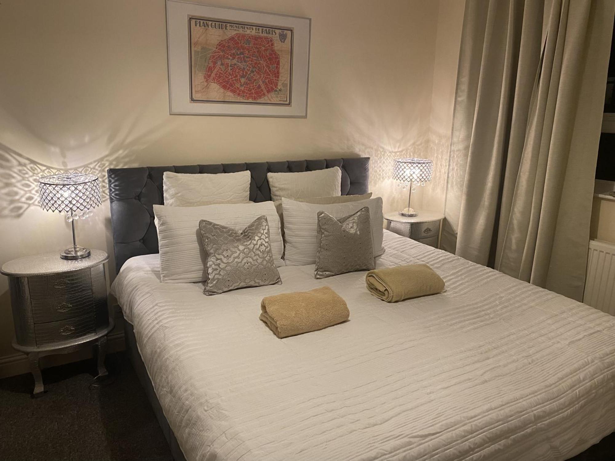 & Cosy Apartment In The Heart Of Stokes Croft บริสตอล ภายนอก รูปภาพ